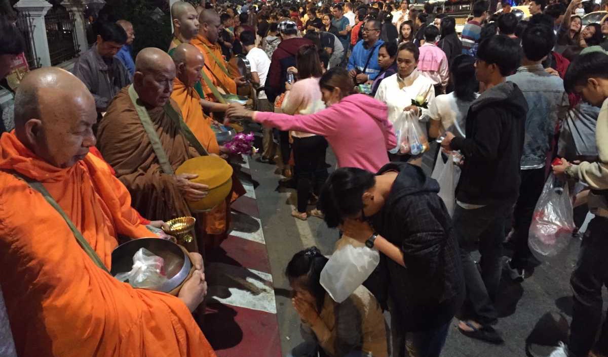 Ferveur religieux en l'honneur de Phra Upakut
