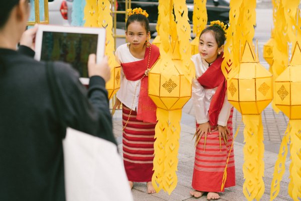 Amazing Lanna Umbrella 2018 Wat Phranon Mee Pukha - Photo John Huang